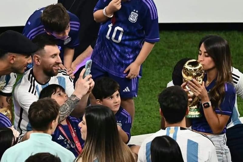 Chiều Cao Vợ Messi Bao Nhiêu? Chiều cao vợ Messi khá phù hợp với trang phục dự tiệc