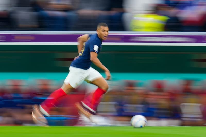 Tốc Độ Của Mbappe Bao Nhiêu? Đôi nét về Kylian Mbappe