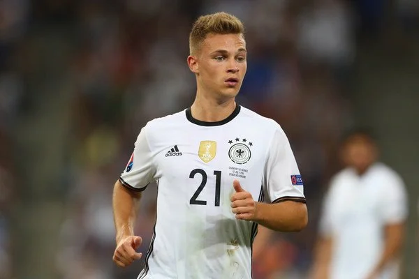 Top Tiền Đạo Hay Nhất Bundesliga Mọi Thời Đại Hình 5: Joshua Kimmich với 10 đường kiến tạo và 4 bàn thắng tại Bundesliga