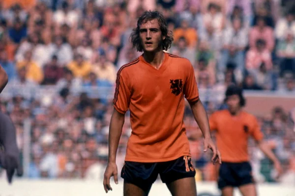 Top Tiền Vệ Hay Nhất World Cup 2022 Hình 2: Johan Neeskens là tiền vệ xuất sắc của đội tuyển quốc gia Hà Lan