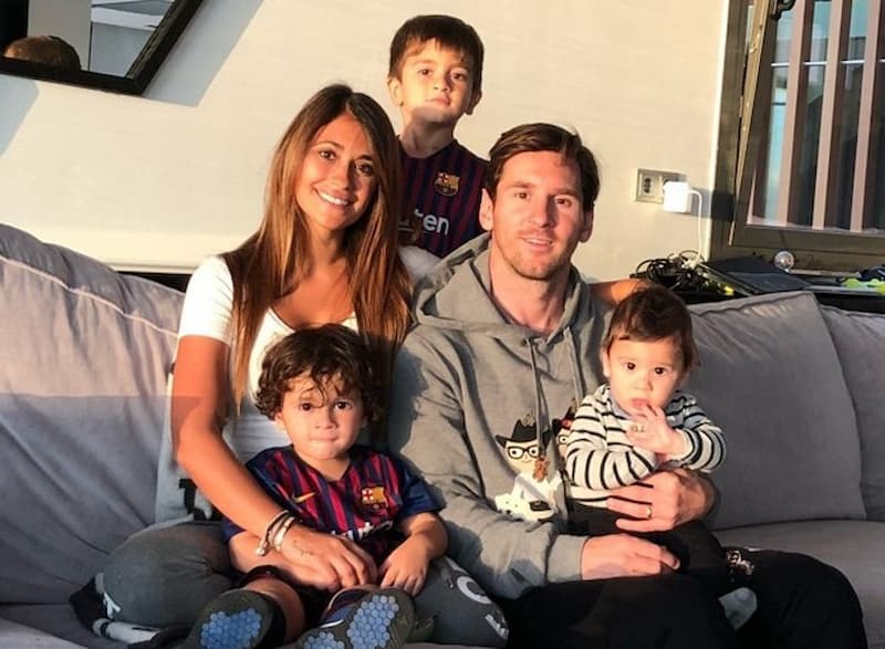 Vợ Messi là ai? Chuyện tình 24 năm của Lionel Messi và vợ Vợ Messi là ai? Tìm hiểu về chuyện tình đẹp của hai vợ chồng