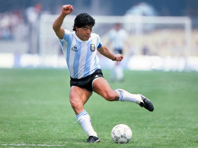 Top 6 Các Cầu Thủ Mặc Áo Số 10 Hay Nhất Mọi Thời Đại Diego Maradona - cầu thủ mang áo số 10 có phong độ thi đấu cực tốt