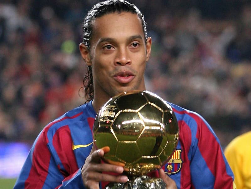 Top 6 Các Cầu Thủ Mặc Áo Số 10 Hay Nhất Mọi Thời Đại Ảo thuật gia bóng đá Ronaldinho sở hữu khả năng đi bóng đỉnh