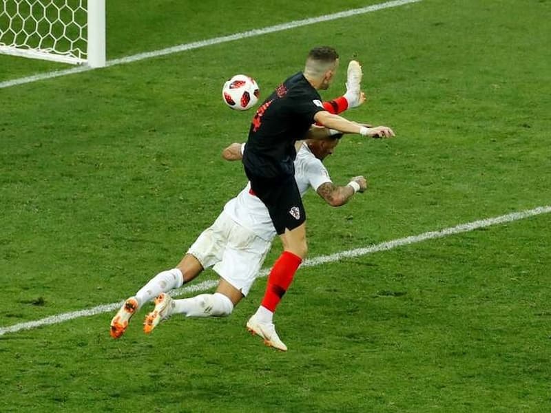 Các lỗi trong bóng đá 11 người theo quy định của FIFA Lỗi phạt gián tiếp có nguy cơ đe dọa khung thành rất lớn nếu không may phạm phải