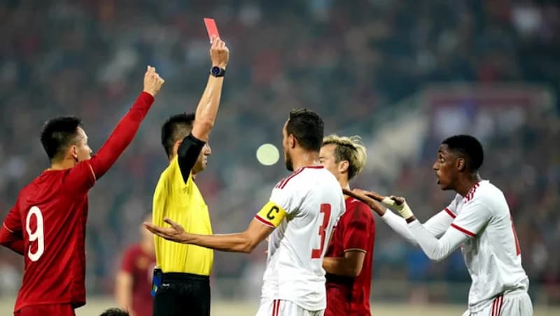 Các lỗi trong bóng đá 11 người theo quy định của FIFA Trên đây là những hành vi bị lỗi phạt trực tiếp