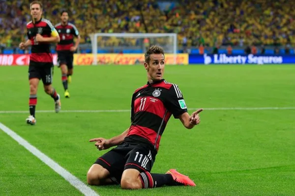 Top Cầu Thủ Ghi Bàn Nhiều Nhất World Cup Từ Trước Đến Nay Hình 1: Klose đã ghi được một cú hattrick góp phần nâng tỉ số lên 8-0
